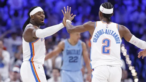 “巴塞罗那与曼联欧联杯16强附加赛首回合2-2握手言和，强队交锋高潮迭起！”